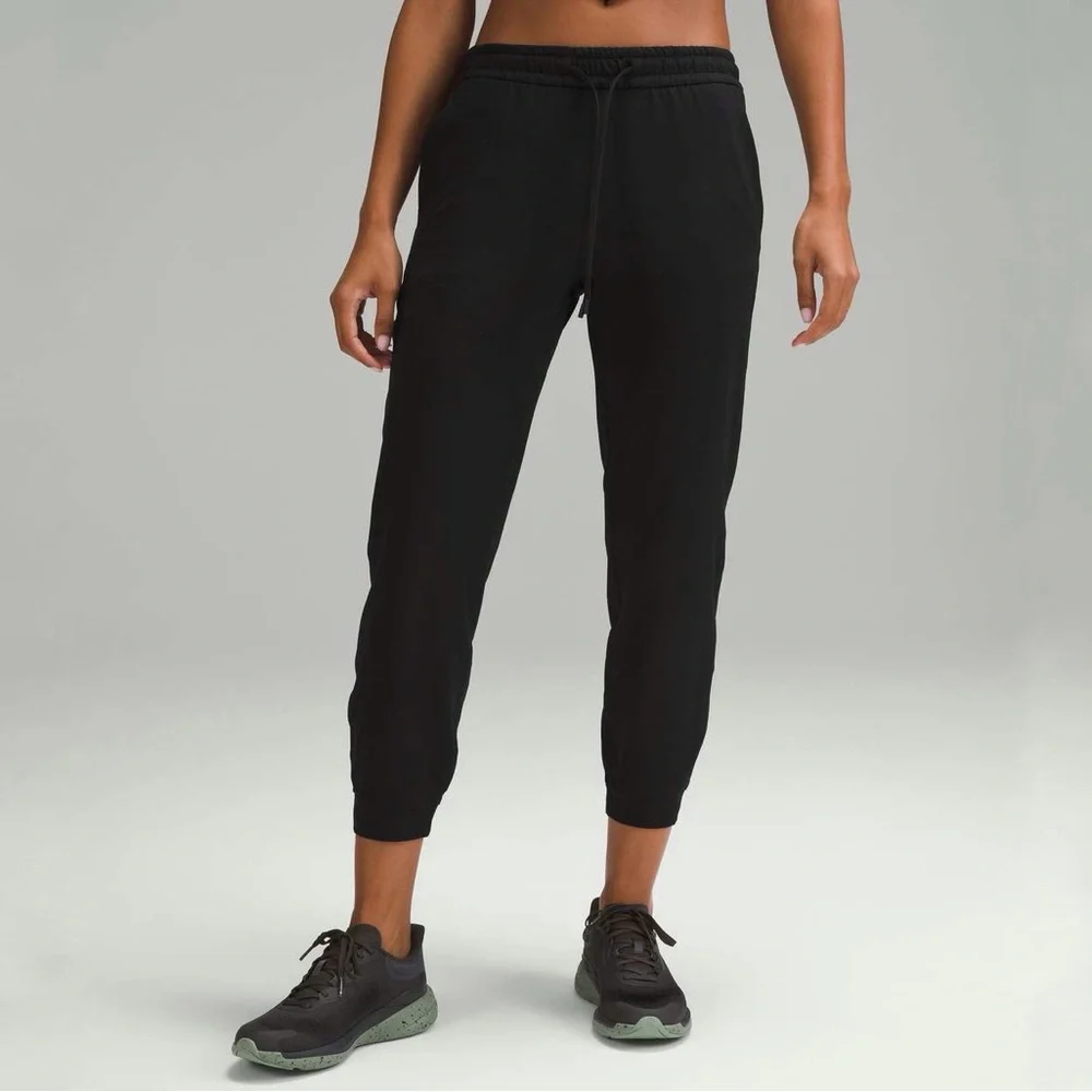 Lululemon Soft Jersey Classic-Fit‎ Mid-Rise Jogger in Black